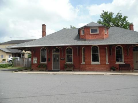 You're Missing Out If You Haven't Dined At This Adorable Garden Patio In Virginia