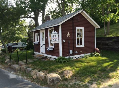 This 300-Year-Old Rhode Island Grist Mill Is Worthy Of A Picture Perfect Day Trip