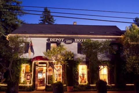 This Restaurant In Northern California Used To Be A Train Depot And You'll Want To Visit