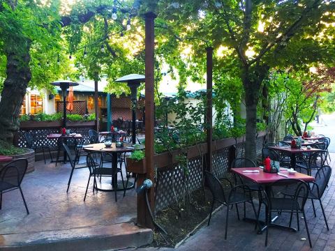 The Scenery At This Outdoor Restaurant In Utah Is Downright Magical