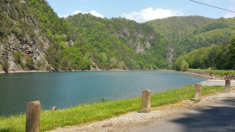 This Secluded Lake In Tennessee Might Just Be Your New Favorite Swimming Spot