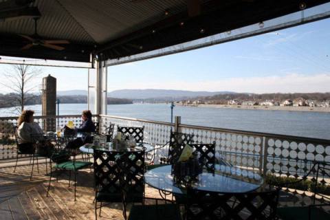 This Ridiculously Scenic Waterfront Restaurant In Tennessee Is A Seafood Paradise