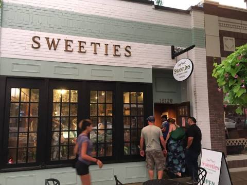 The Old-Fashioned Ice Cream & Candy Shop In Detroit That's Simply To Die For