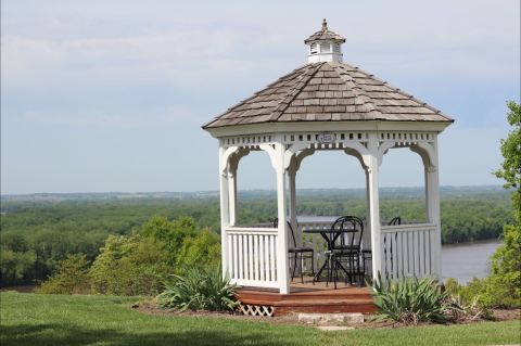 These Riverside Cottages In Illinois Offer Immaculate Views You'll Never Forget