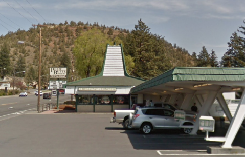 Everyone Goes Nuts For The Hamburgers At This Nostalgic Eatery In Oregon