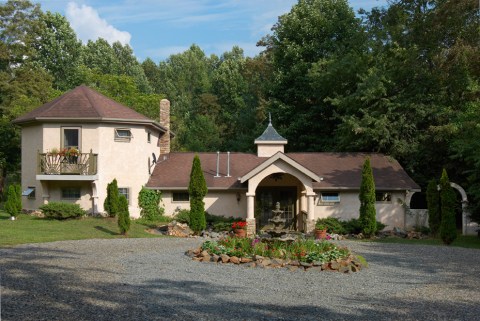 This Picturesque Mountain Inn Is Like Something From A Virginia Fairytale