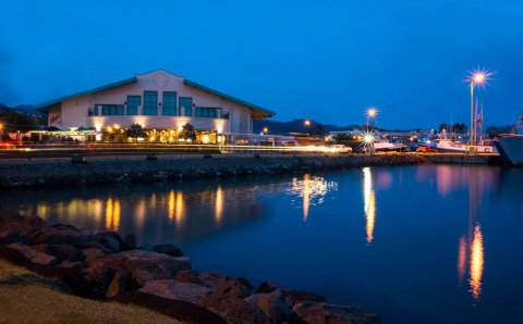 This Ridiculously Scenic Waterfront Restaurant In Hawaii Is Seafood Paradise