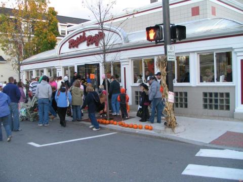 This Little Restaurant Serves The Best Burgers In Maine And They've Been Around Over 50 Years