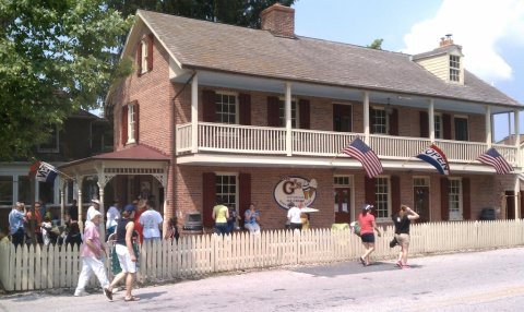 This Timeless Ice Cream Shop In Pennsylvania Serves Enormous Portions You’ll Love