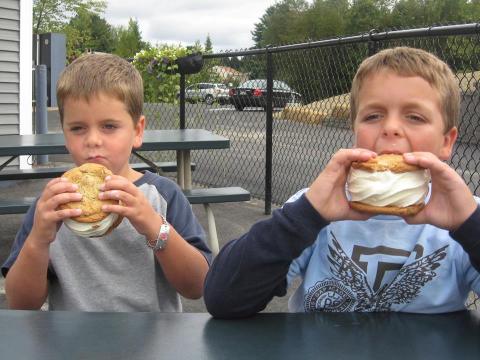 This Timeless Ice Cream Shop In Maine Serves Enormous Portions You’ll Love