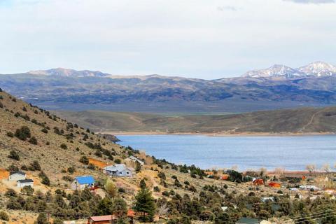 You'll Want To Spend All Summer At This Vibrant Blue Water Lake In Nevada