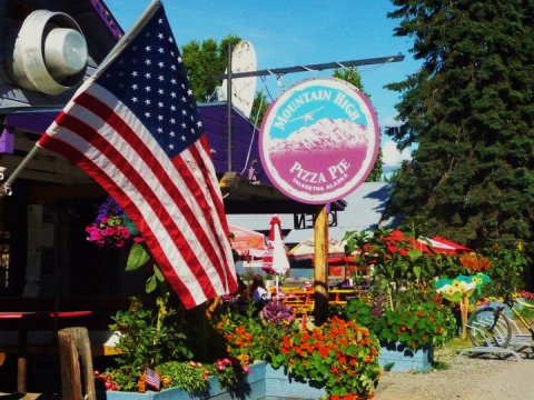 This Iconic Pizza Place In Alaska Belongs At The Top Of Your Dining Bucket List