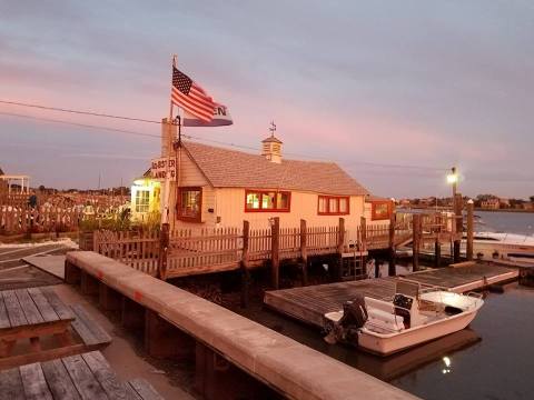 The Best Lobster Rolls In Connecticut Are Hiding In This Restaurant That Doesn't Even Have Plates