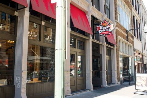 The Spectacular Restaurant In Tennessee Where You Can Order A Massive Cheeseburger