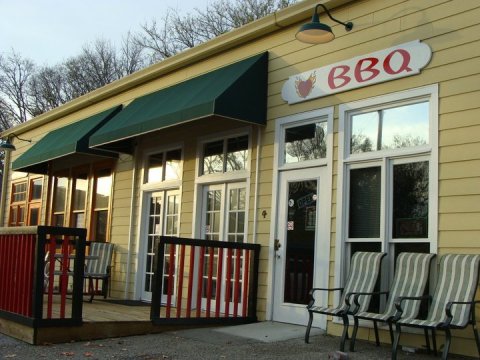 You Can Smell The Barbecue From A Mile Away At This Underrated Tennessee Restaurant