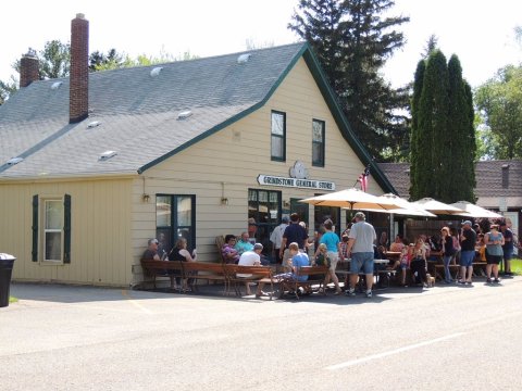 This Sugary-Sweet Ice Cream Shop In Michigan Serves Enormous Portions You'll Love