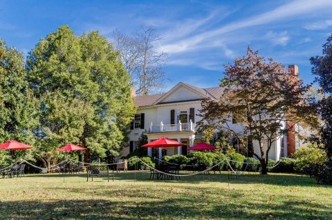 There's A Restaurant Hiding In An 18th-Century Virginia Manor House That Will Impress You In Every Way