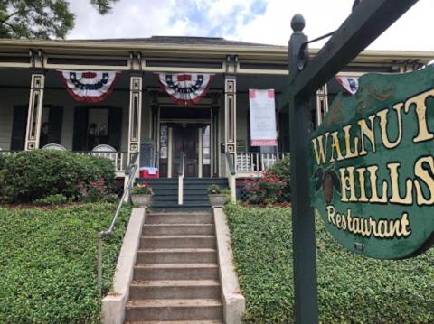 People Drive From All Over For The Fried Chicken At This Charming Mississippi Restaurant