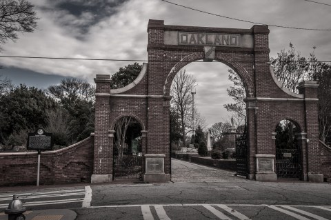 The Story Behind This Ghost Town Cemetery In Georgia Will Chill You To The Bone