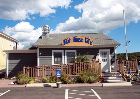 You'll Love Everything About This Boathouse Restaurant In Connecticut That's Right On The Water