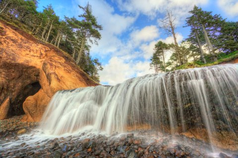 The Hike To This Secluded Waterfall Beach In Oregon Is Positively Amazing