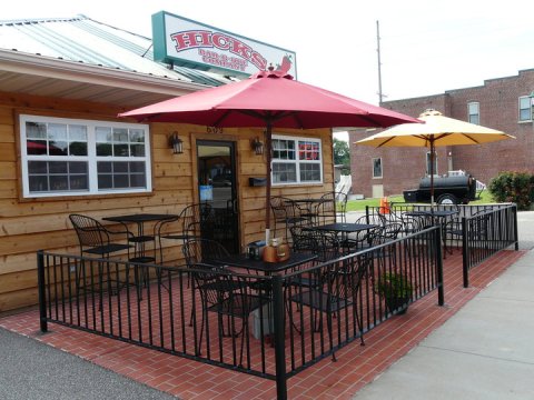 Devour 7-Pound Nachos At Hicks BBQ Company, A Scrumptious Eatery In Illinois