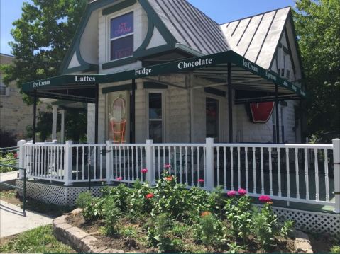 These 7 Old-Fashioned Ice Cream Parlors In Illinois Will Make You Feel Nostalgic