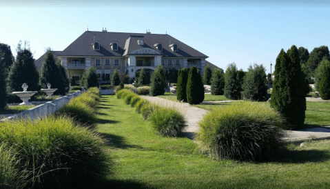 This Stunning Restaurant And Garden In Missouri Is Perfect For A Girls Day Out