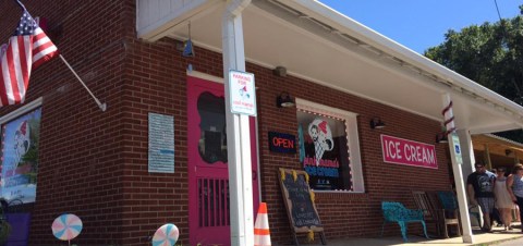 This Sugary-Sweet Ice Cream Shop In South Carolina Serves Enormous Portions You’ll Love