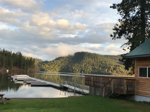 This Lakefront Restaurant Serves Up The Most Scrumptious BBQ In Idaho