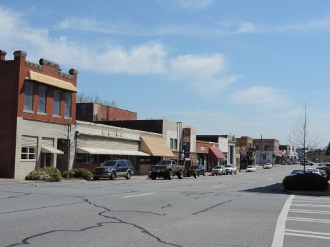 Farmlands, Horses, & Glow Worms: Everything You Need To Know About This Small Georgia Town