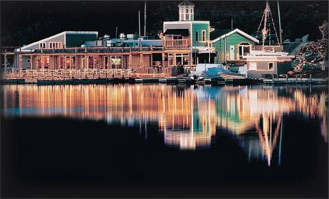 Take A Trip To The Northeastern Coast Without Ever Leaving Missouri At This Lakeside Restaurant