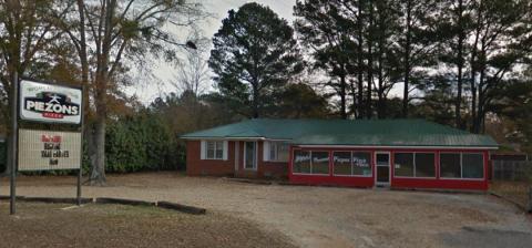 The Pizza At This Delicious Mississippi Eatery Is Bigger Than The Table