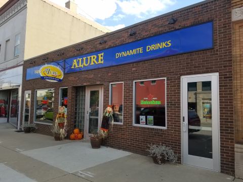 The Bar At This Tropical Restaurant In Illinois Is A Gigantic Aquarium You Must See To Believe