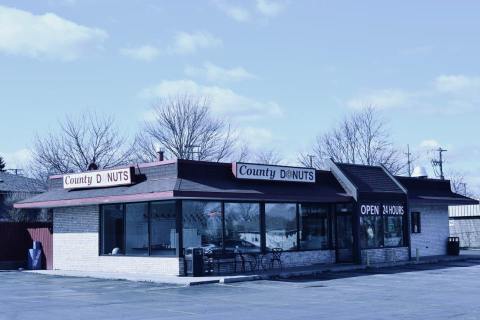 This Mom N' Pop Donut Bakery In Illinois Is Open 24 Hours