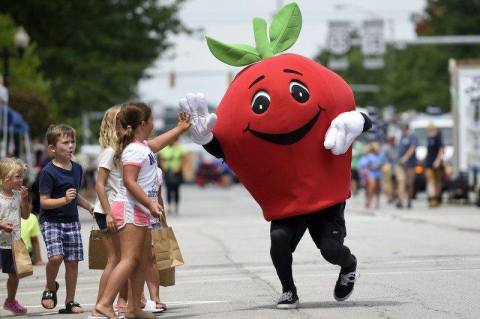 This Fabulous Fall Festival In Indiana Is Home To A 7-Foot Apple Pie You Have To See To Believe