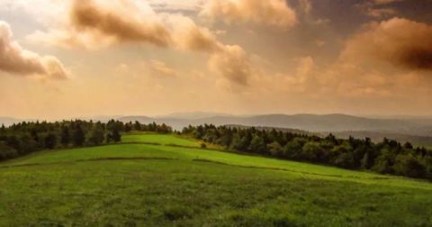 This Delicious Blueberry Hike In New Hampshire Will Wind Down Your Summer In All The Right Ways