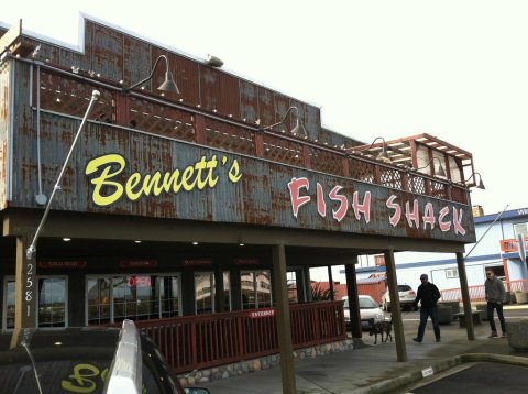 Don’t Let The Outside Fool You, This Seafood Restaurant In Washington Is A True Hidden Gem