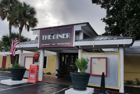 The Burgers At This Alabama Restaurant Are So Gigantic They Fall Off The Plate