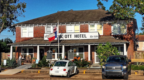 One Of The Most Haunted Hotels In Texas Can't Wait For You To Spend The Night