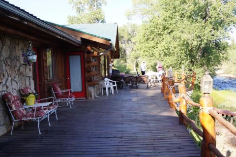 This River Cabin Resort In Wyoming Is The Ultimate Spot For A Getaway