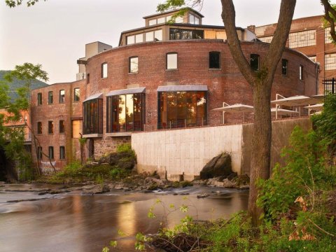 The Incredible Cliffside Restaurant In New York That Will Make Your Stomach Drop