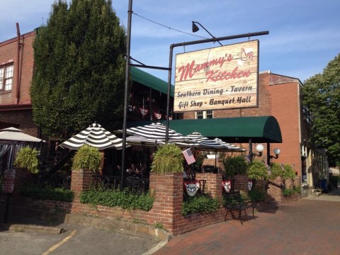 There's Plenty Of Southern Hospitality At This Down Home Restaurant In Kentucky