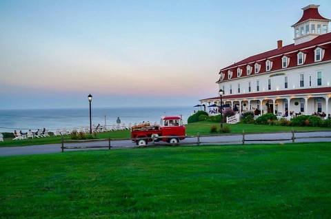 This Porch Restaurant In Rhode Island Overlooks The Ocean And It's Downright Heavenly