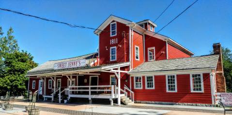 The Timeless Ice Cream Shop In Buffalo You'll Want To Visit All Year Long