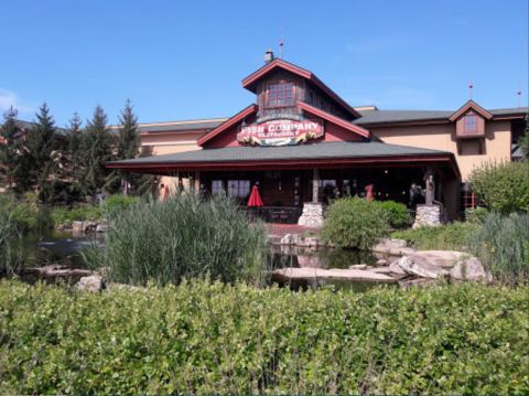 The 13,000-Gallon Aquarium At This Deep Ocean-Themed Restaurant In Indiana Is A Sight To See