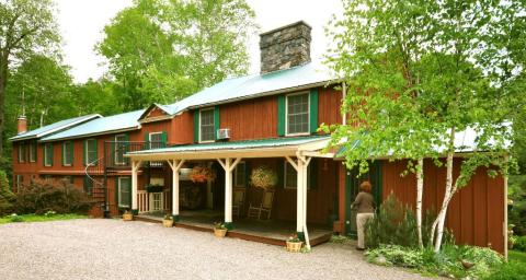 Spend A Weekend At This Vermont Bed & Breakfast Surrounded By Fall Colors