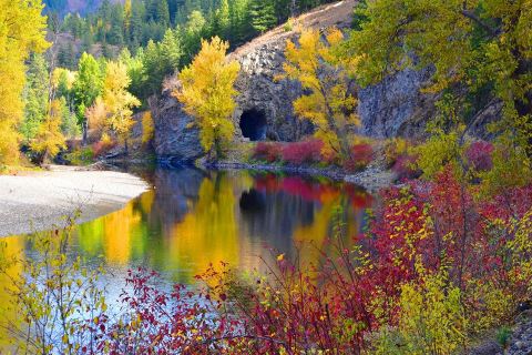 Fall Is The Perfect Season To Discover This Incredibly Scenic Washington Trail