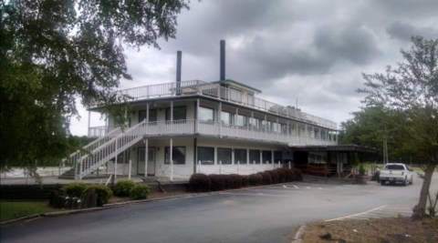 This Steamboat-Themed Restaurant In Arkansas Serves Boatloads Of Mouthwatering Seafood