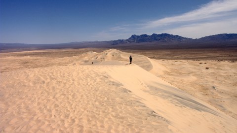 The Sand Dune Hike In Southern California That Will Make You Feel Like You've Landed On Another Planet